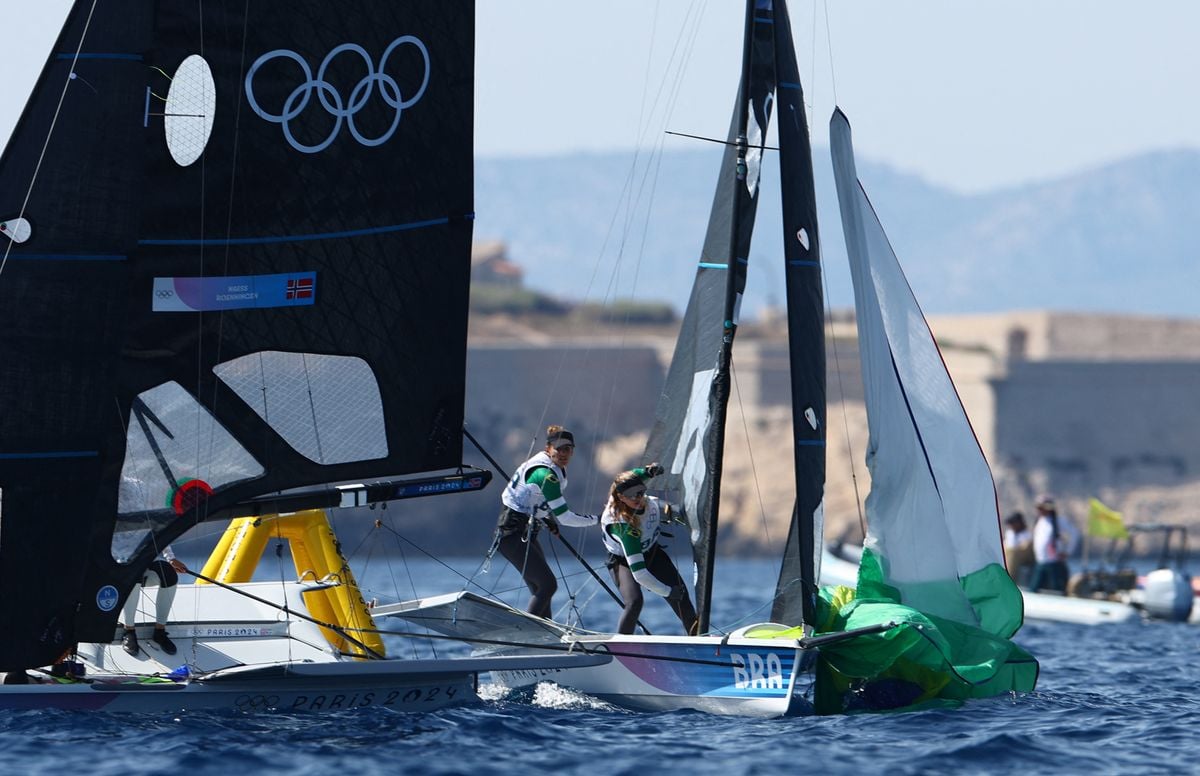 Paris 2024 Olympics - Sailing - Women's Skiff - Marseille Marina, Marseille, France - July 29, 2024. Martine Soffiatti Grael of Brazil and Kahena Kunze of Brazil in action REUTERS/Luisa Gonzalez