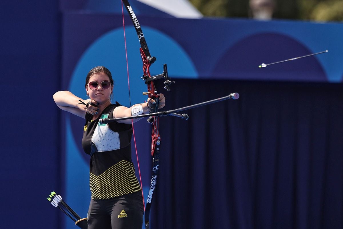 Ana Luiza Caetano precisou da flecha de ouro para superar a eslovena e seguir na disputa no tiro com arco