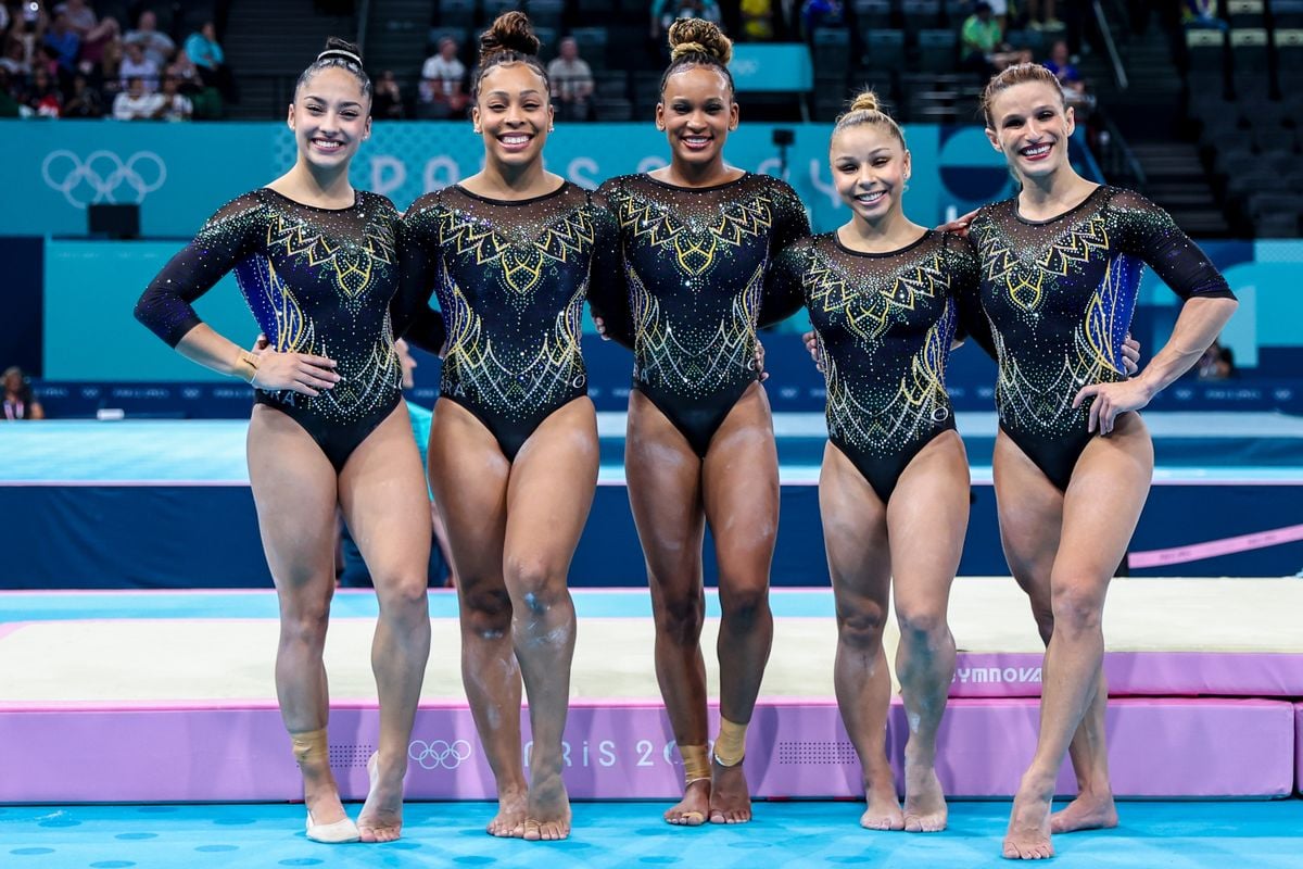 2024.07.28 - Jogos OlÃ­mpicos Paris 2024 - GinÃ¡stica ArtÃ­stica Feminina. Na foto, (E-D) as ginastas JÃºlia Soares,  Lorrane Oliveira, Rebeca Andrade, Flavia Saraiva e Jade Barbosa posam para foto durante a fase qualificatÃ³ria. 