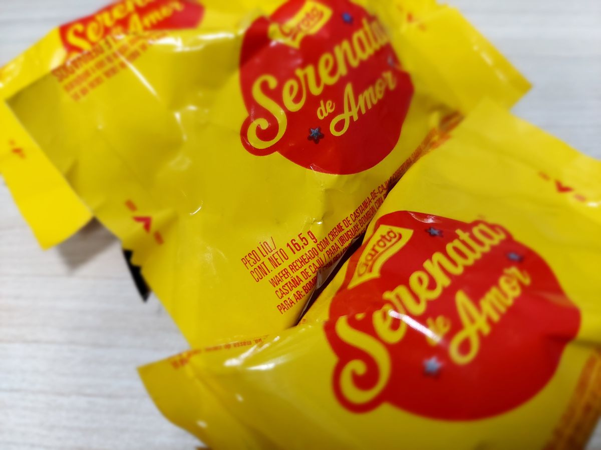 Serenata de amor: wafer recheado com creme de castanha