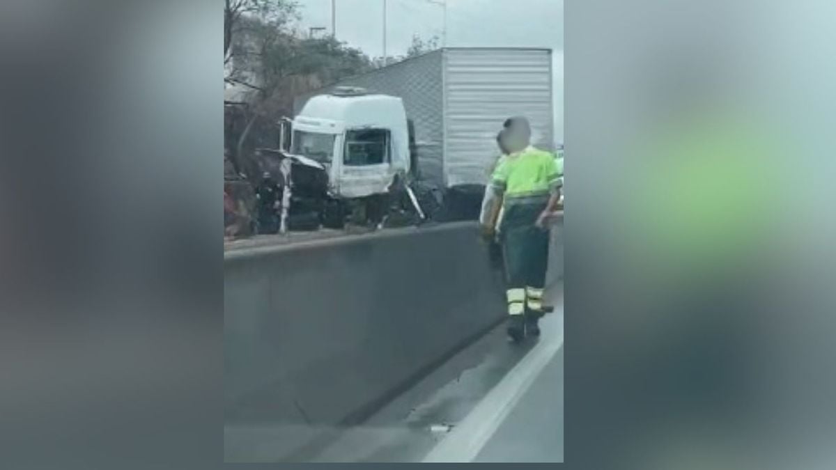 Caminhão ficou em formato de 'L' e acabou interditando o trânsito da Rodovia do Contorno, em Cariacica. 