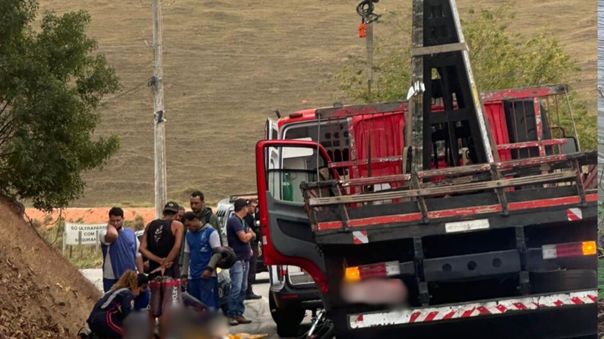 Motociclista fica ferida após acidente entre moto e caminhão em Cachoeiro