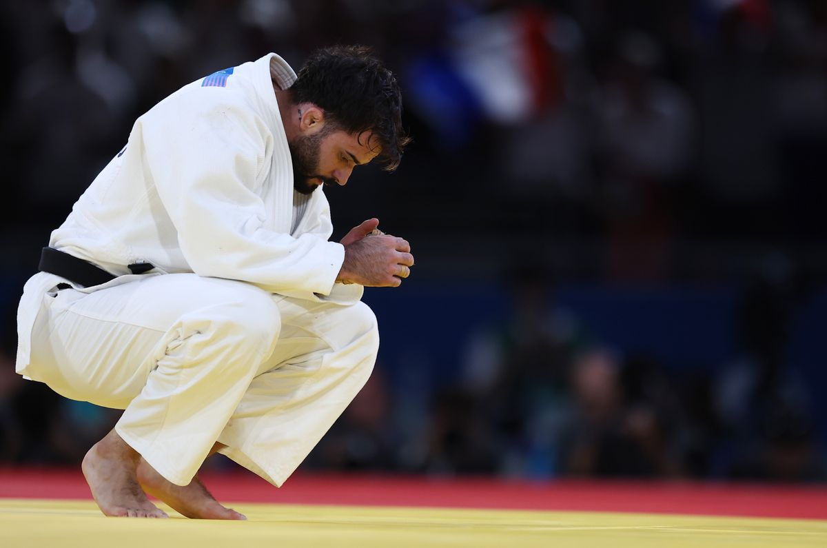 2024.07.31 - Jogos OlÃ­mpicos Paris 2024 - JudÃ´ masculino. O atleta brasileiro Rafael Macedo (de branco) em duelo contra o francÃªs Maxime-GaÃ«l Ngayap Hambou na disputa da medalha de bronze pela categoria atÃ© 90kg. Foto: Luiza Moraes/COB