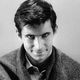 Anthony Perkins, o Norman Bates de 'Psicose', é pai de Oz Perkins, diretor de 'Longlegs - Vínculo Mortal'