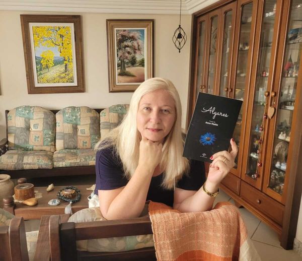 A escritora Anne Mahin lança livro 