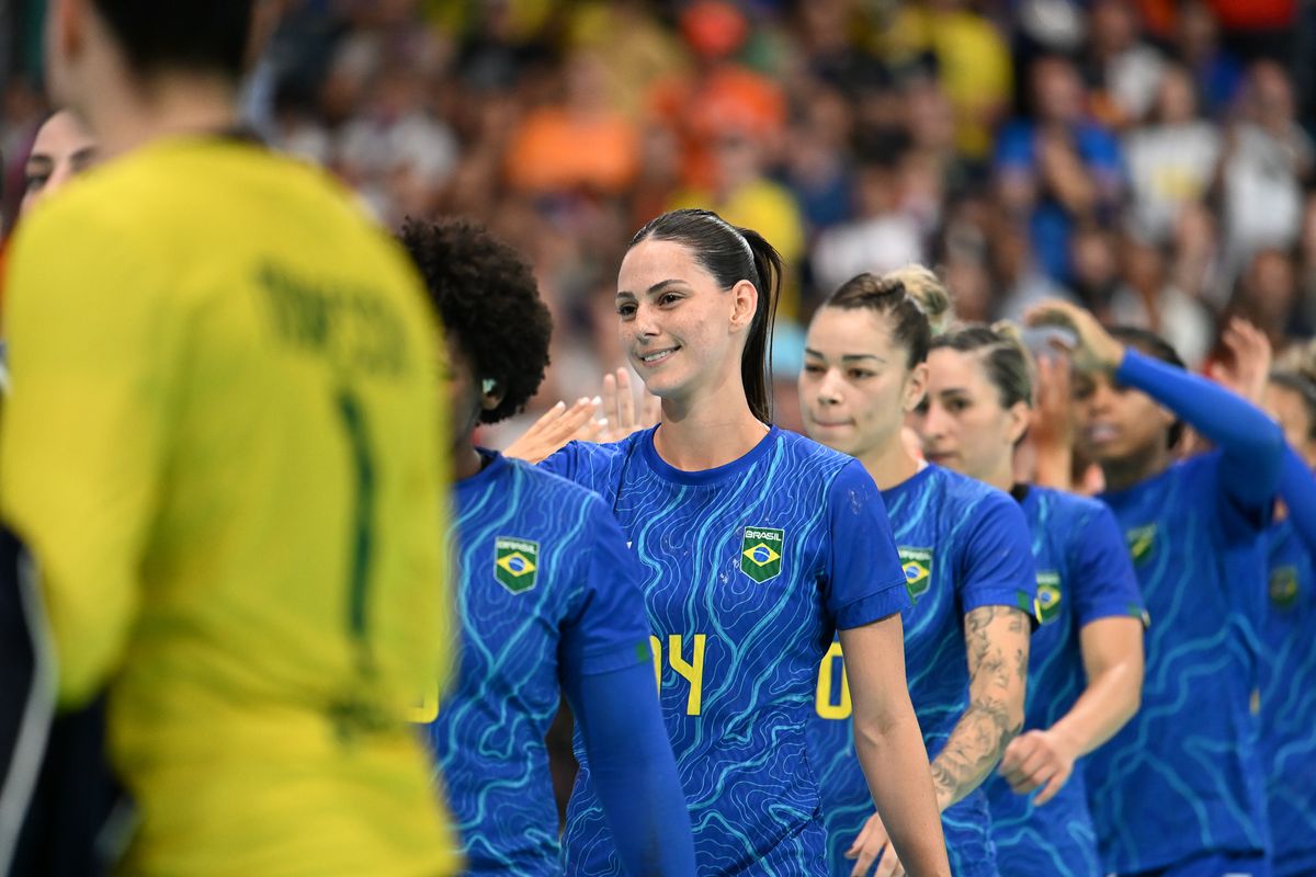 Ana Cláudia Bolzan durante partida de handball entre Brasil e Holanda nas Olimpíadas de Paris 2024 por Vitor Jubini