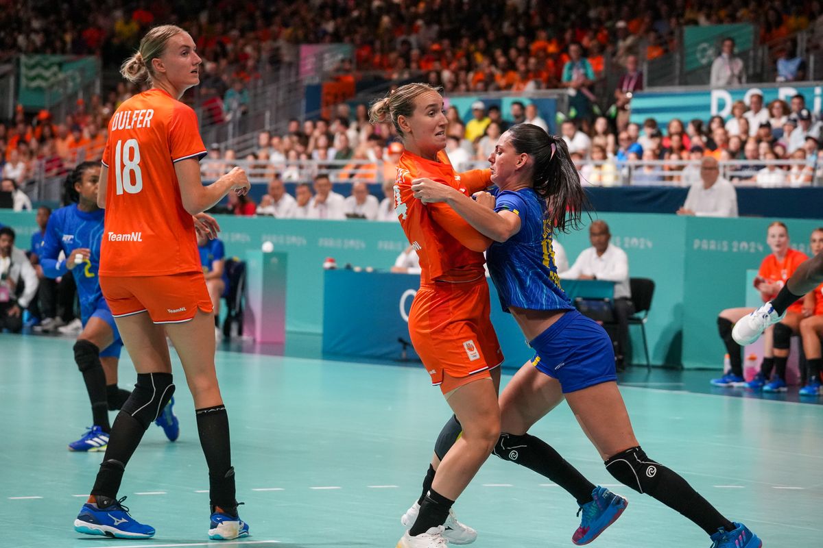 Ana Cláudia Bolzan durante partida de handball entre Brasil e Holanda nas Olimpíadas de Paris 2024 por Vitor Jubini