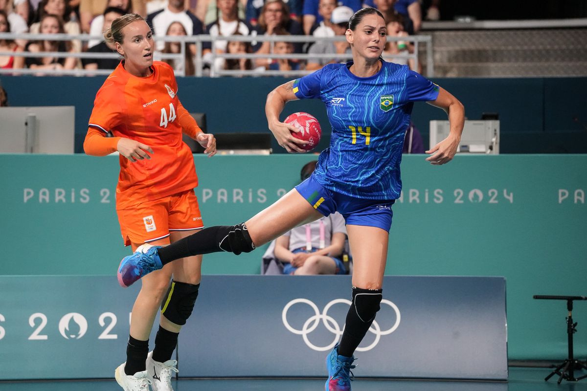 Ana Cláudia Bolzan durante partida de handball entre Brasil e Holanda nas Olimpíadas de Paris 2024 por Vitor Jubini