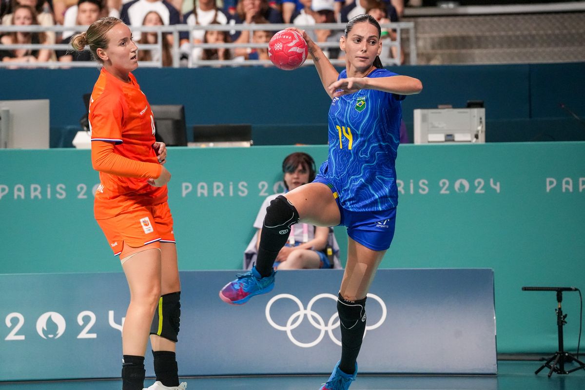 Ana Cláudia Bolzan durante partida de handball entre Brasil e Holanda nas Olimpíadas de Paris 2024 por Vitor Jubini