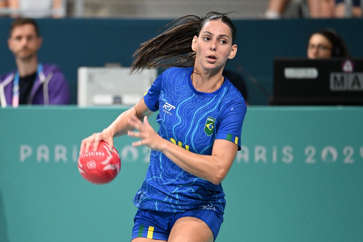 Ana Cláudia Bolzan durante partida de handball entre Brasil e Holanda nas Olimpíadas de Paris 2024 por Vitor Jubini