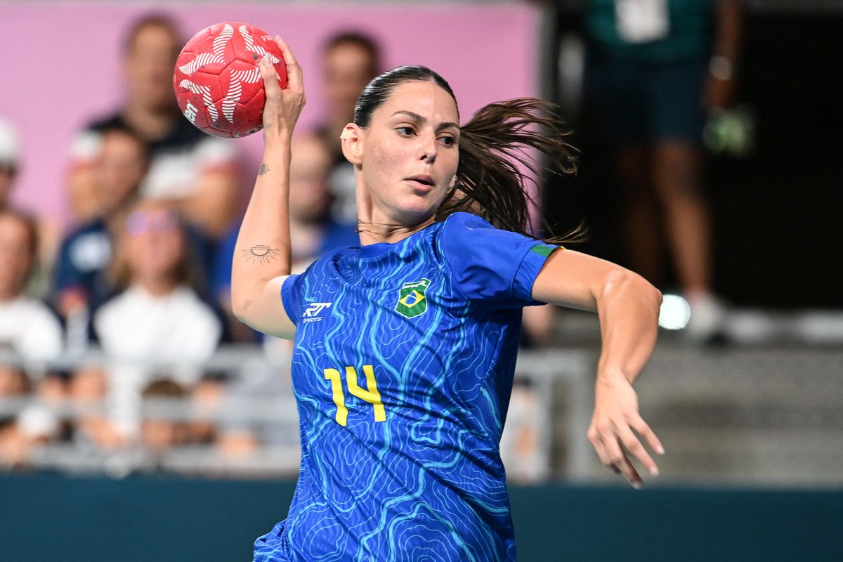 Ana Cláudia Bolzan durante partida de handball entre Brasil e Holanda nas Olimpíadas de Paris 2024 por Vitor Jubini
