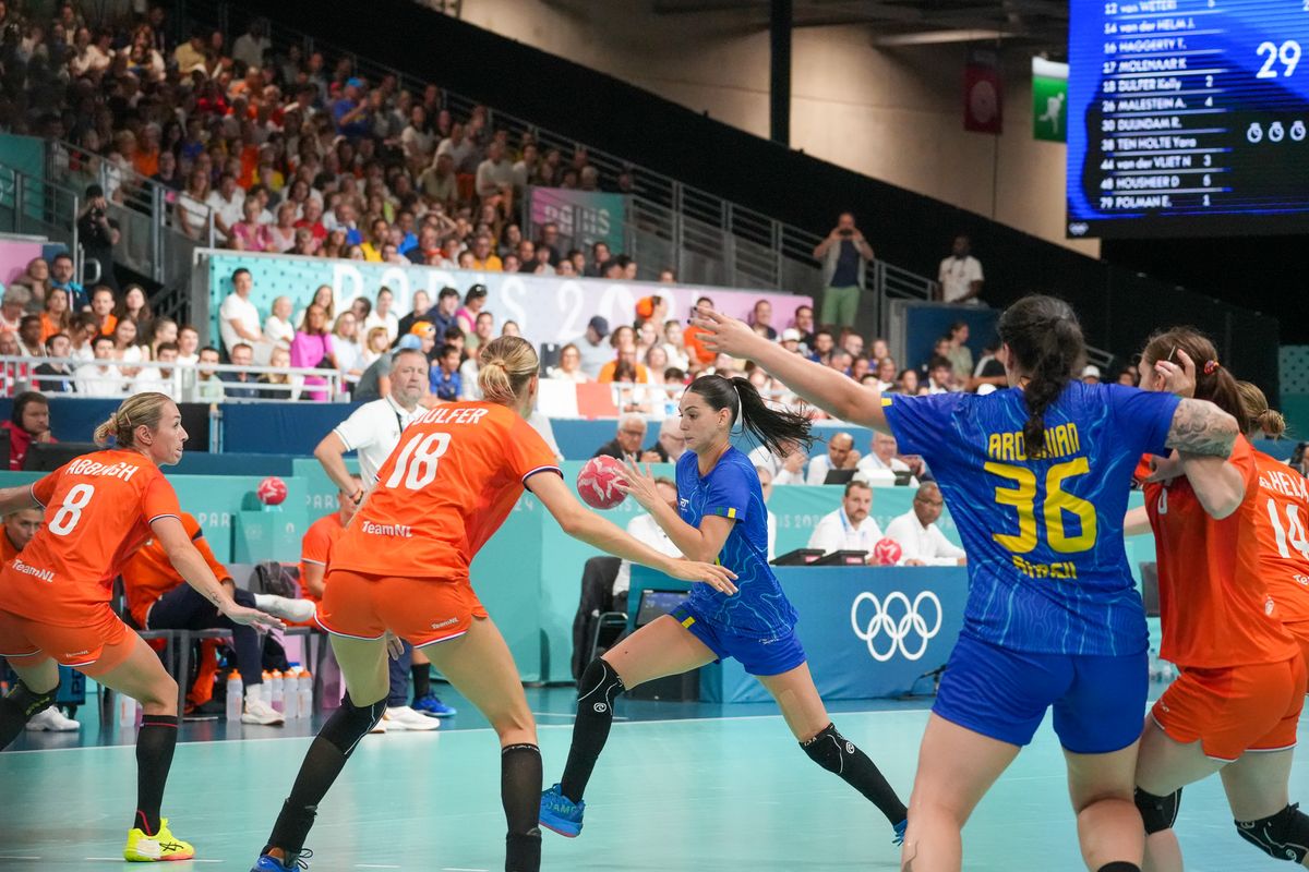 Ana Cláudia Bolzan durante partida de handball entre Brasil e Holanda nas Olimpíadas de Paris 2024 por Vitor Jubini