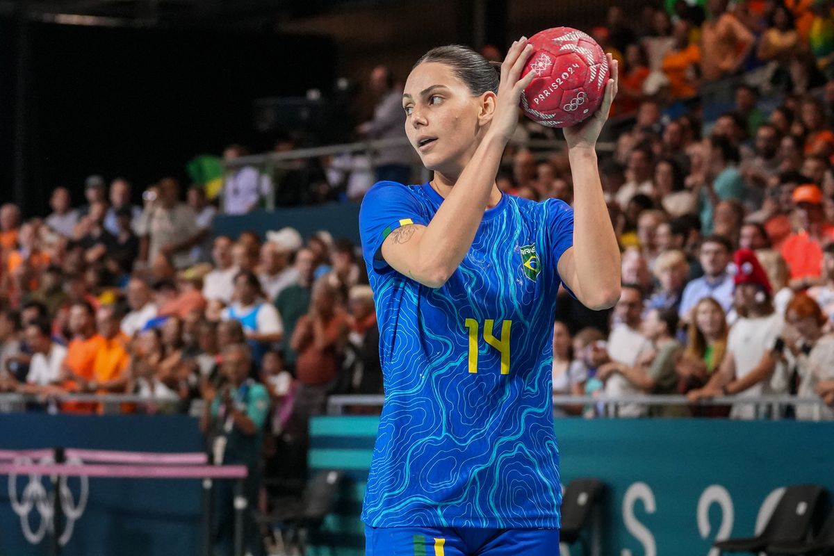 Ana Cláudia Bolzan durante partida de handball entre Brasil e Holanda nas Olimpíadas de Paris 2024 por Vitor Jubini