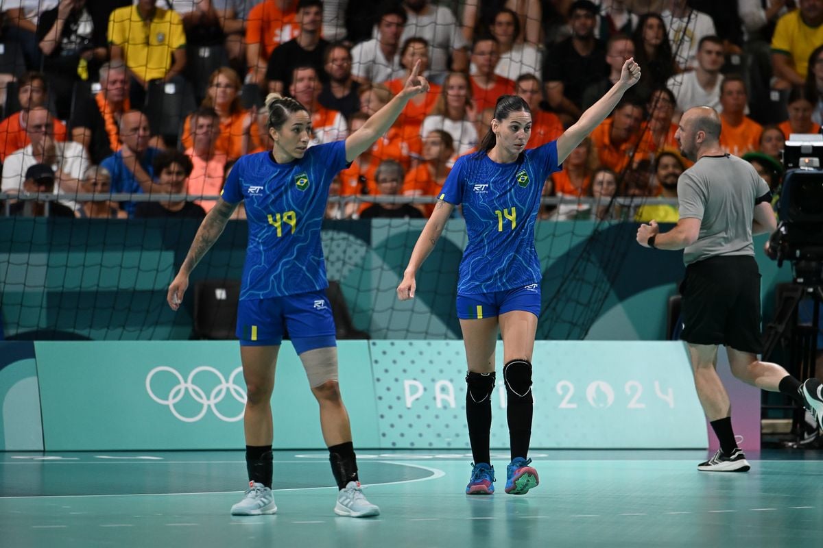 Ana Cláudia Bolzan durante partida de handball entre Brasil e Holanda nas Olimpíadas de Paris 2024 por Vitor Jubini