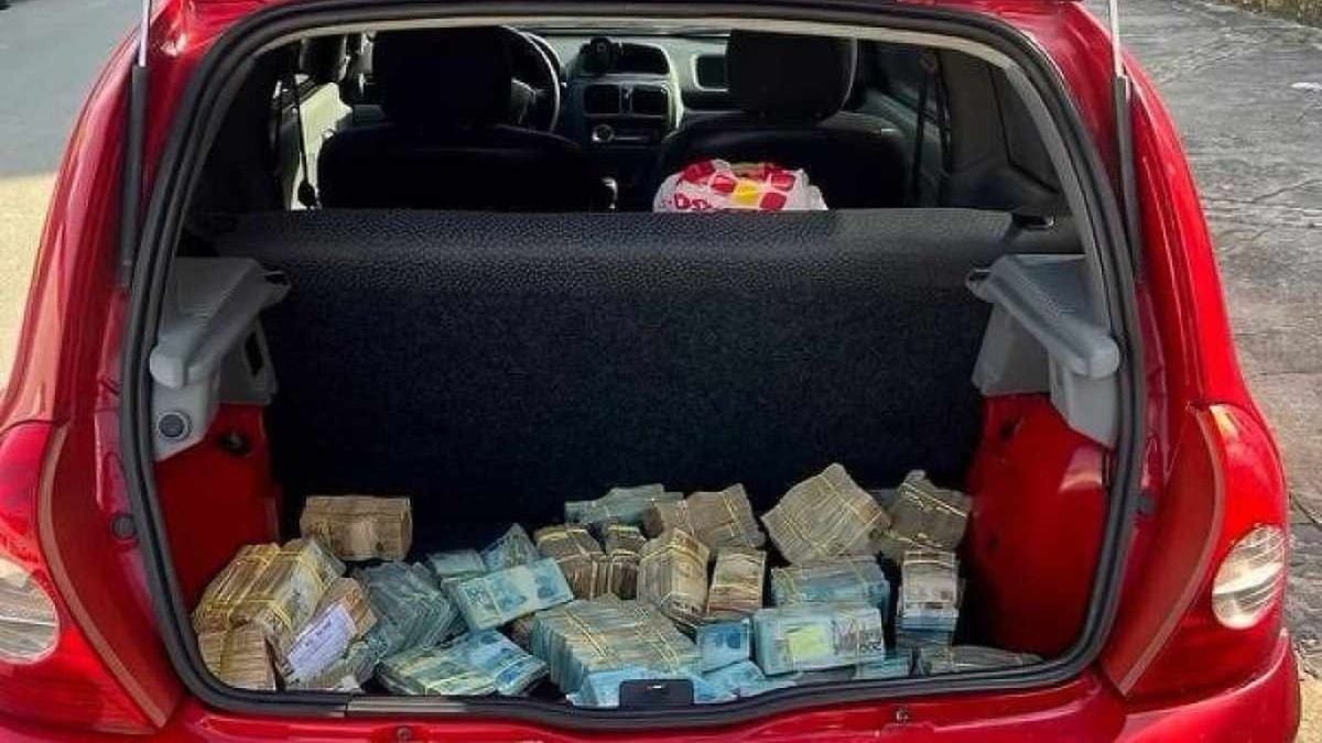 Ao todo, foi encontrado R$ 1.109.350,00 em espécie dentro do porta-malas 