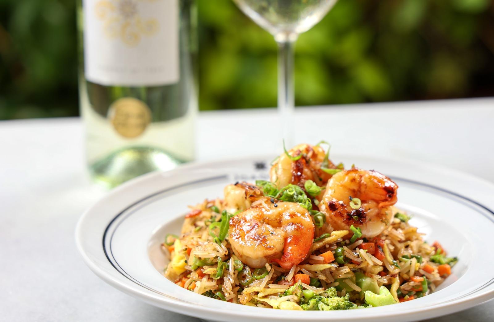 Camarão flambado com molho de ostra + brócolis, arroz de jasmim, gergelim e pepino (R$ 80*) Foto por Olivier Schochlin