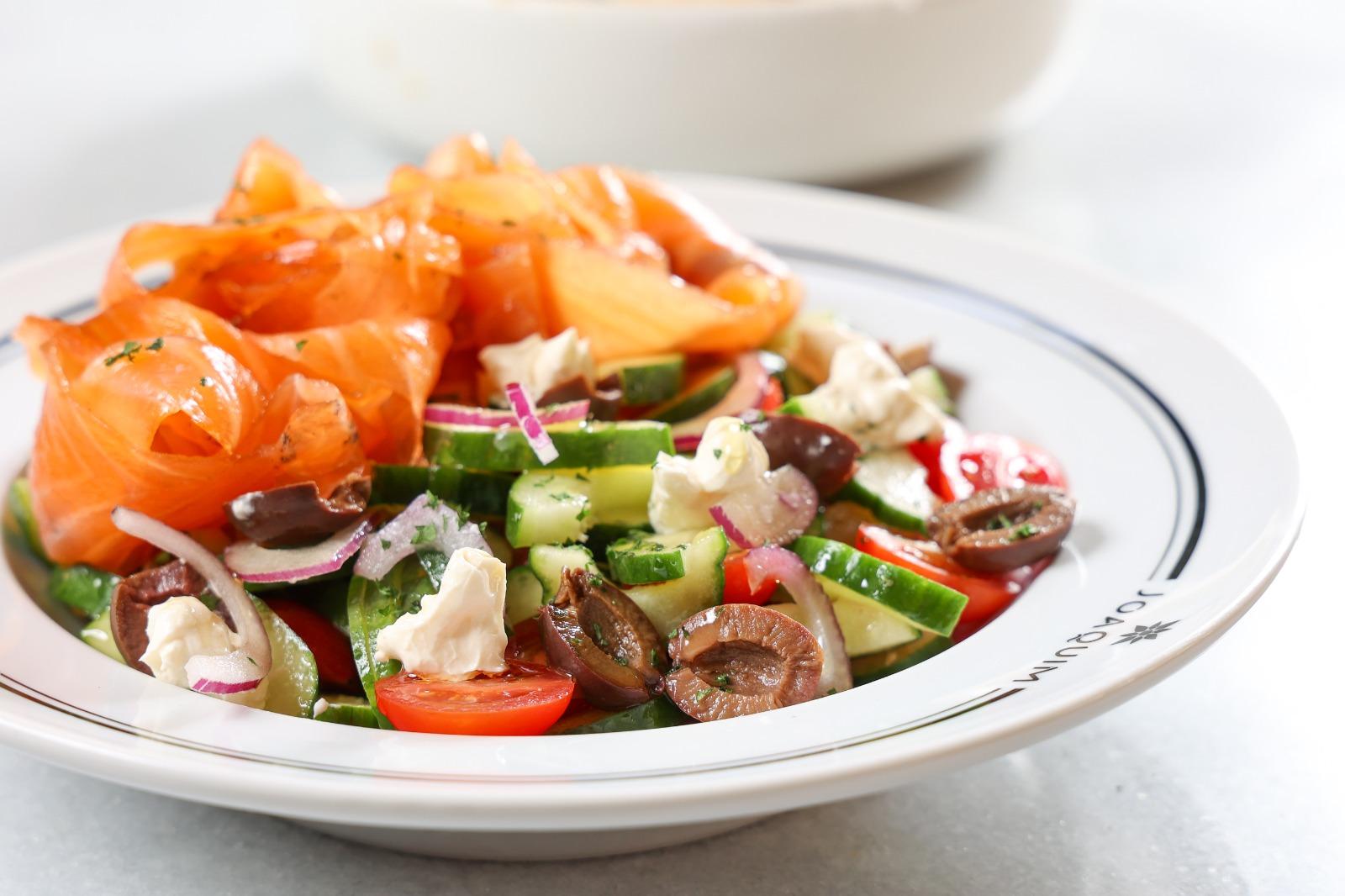 Salada grega com adicional de salmão gravlax (R$ 82*) Foto por Olivier Schochlin