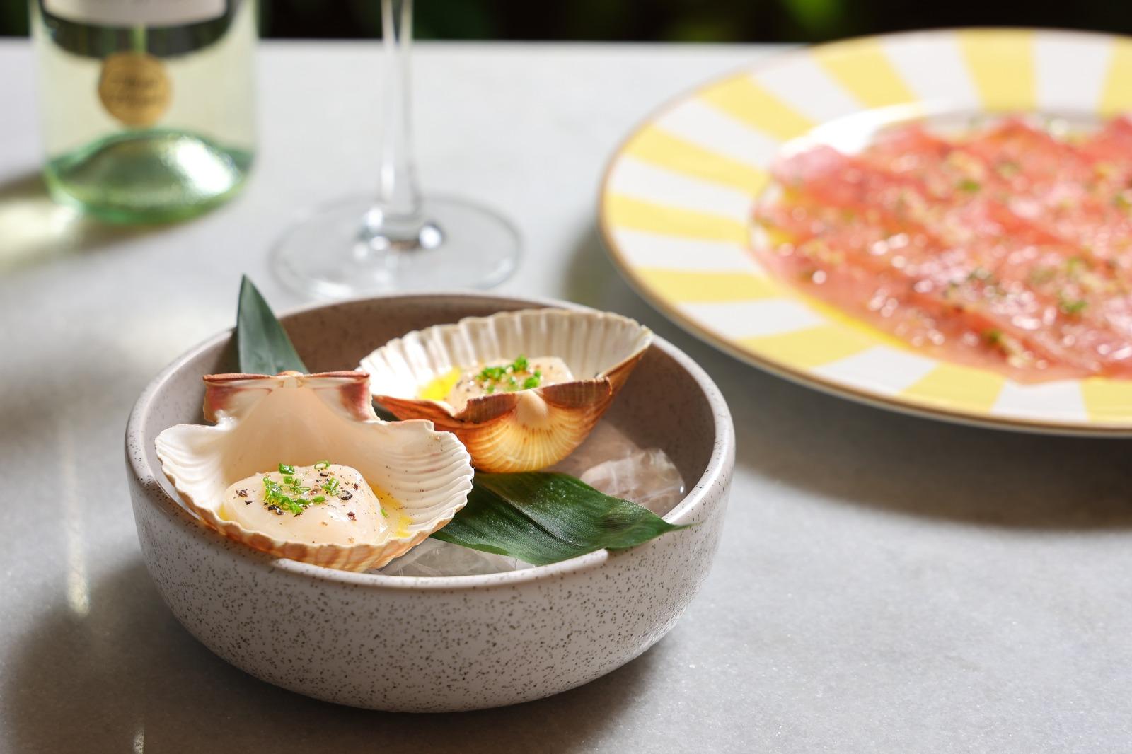 Vieira na concha, levemente temperada com azeite, pimenta, cebolinha, flor de sal e limão (R$ 38*) Foto por Olivier Schochlin