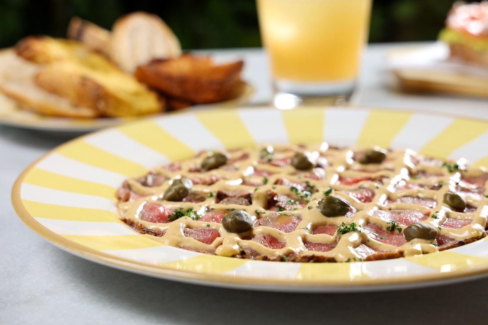Rosbife tonnato, releitura do clássico italiano vitello tonnato (R$ 76, servido com pães tostados) Foto por Olivier Schochlin