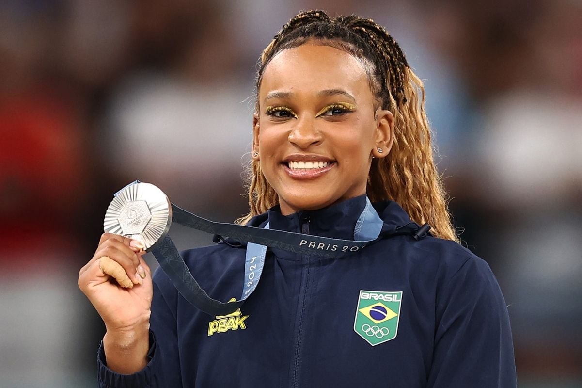 Jogos Olímpicos Paris 2024 - Ginástica Artística feminino. Rebeca Andrade recebe a medalha de prata que conquistou na final do individual geral. 