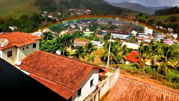 Suspeito de 18 anos tentou sufocar a vítima com um travesseiro; um cuidador, que tentou impedir as agressões, também foi ferido