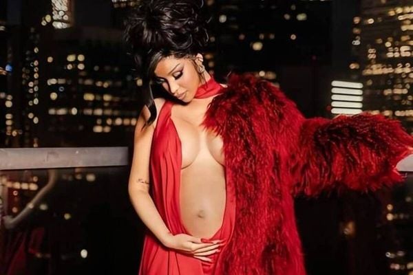 Cardi B posa grávida do terceiro filho