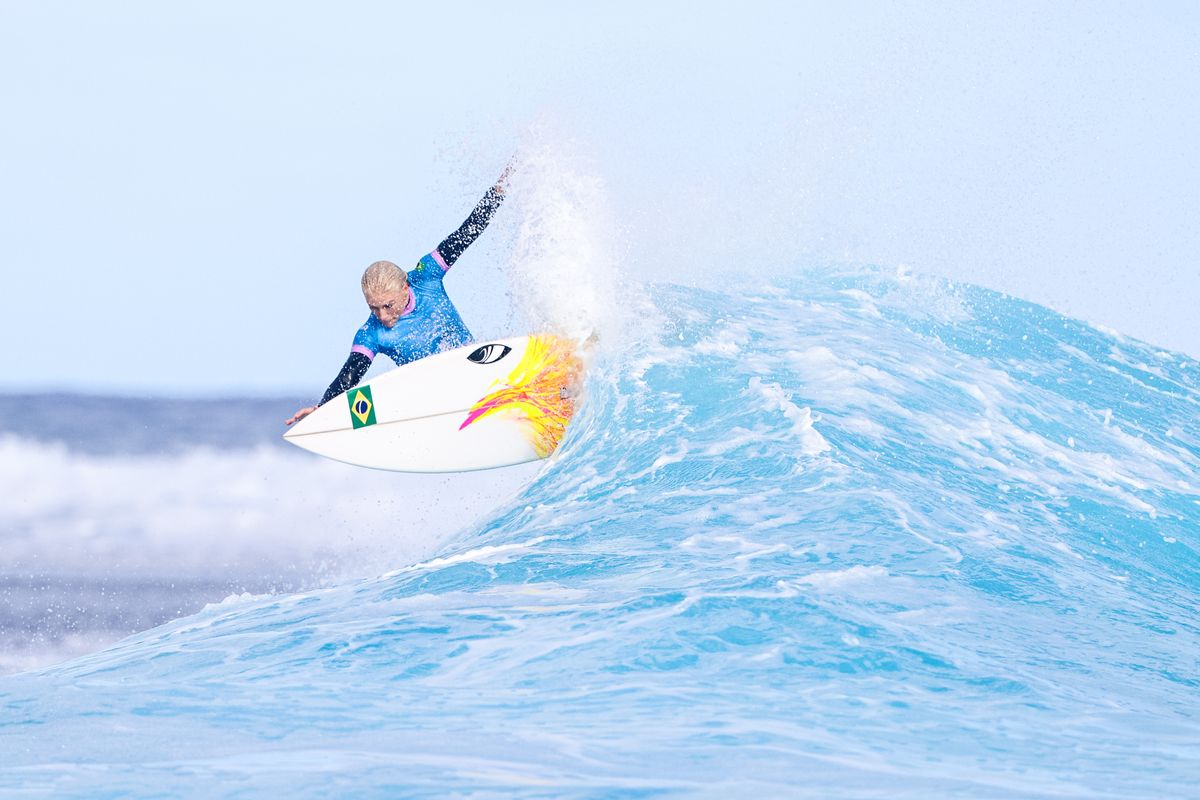 Tati Weston-Webb nrilhou na bateria e avançou à semifinal no surfe