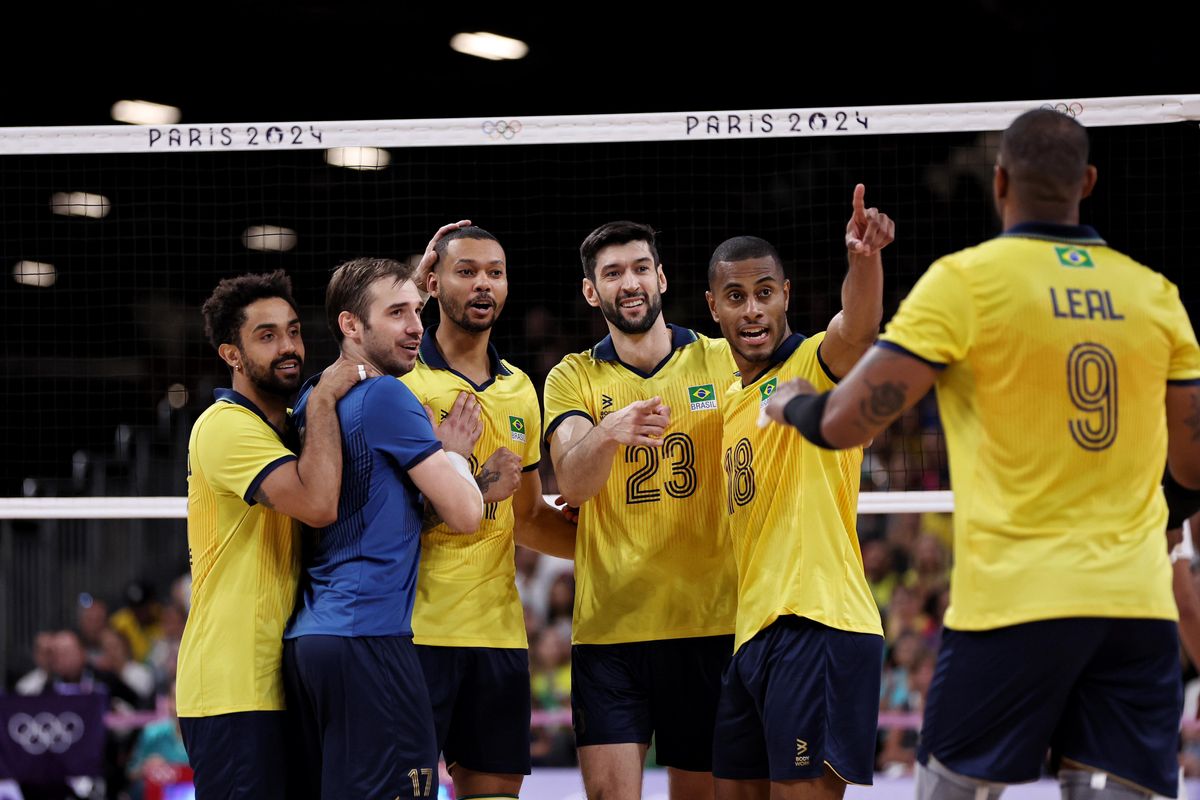 O Brasil venceu a primeira e se classificou às quartas de final no vôlei masculino