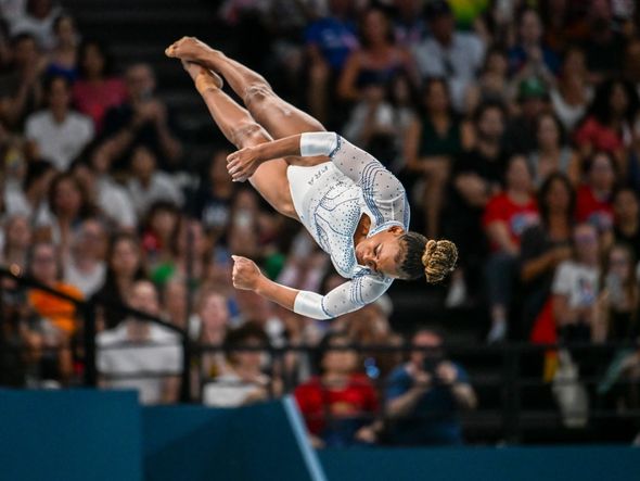 Com dois saltos impecáveis, Rebeca Andrade só ficou atrás de Simone Biles; por Vitor Jubini