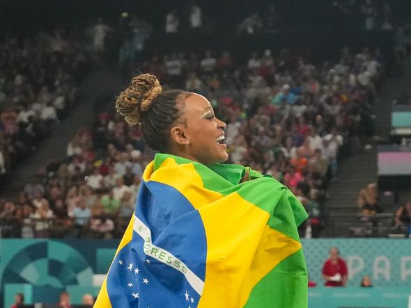 Com dois saltos impecáveis, Rebeca Andrade só ficou atrás de Simone Biles; por Vitor Jubini