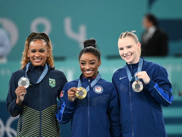 Com dois saltos impecáveis, Rebeca Andrade só ficou atrás de Simone Biles; por Vitor Jubini