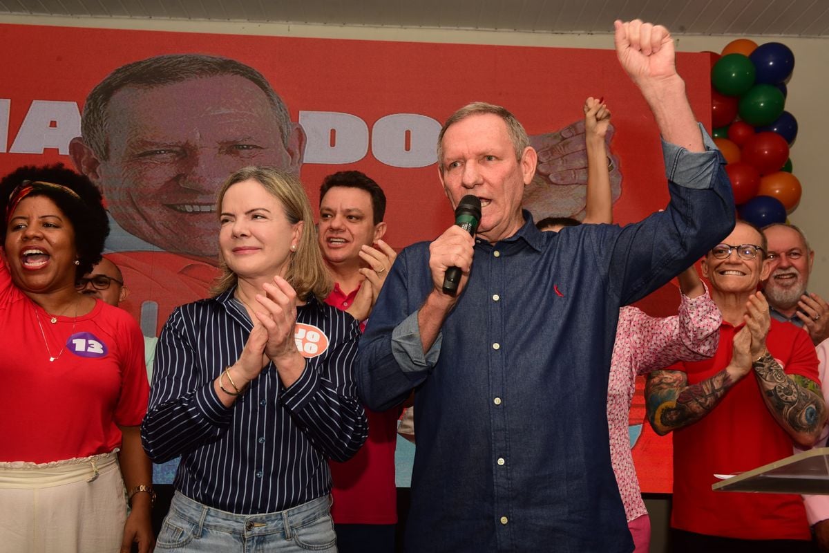 A presidente nacional do PT, Gleisi Hoffmann, e o deputado estadual João Coser durante convenção do PT em Vitória