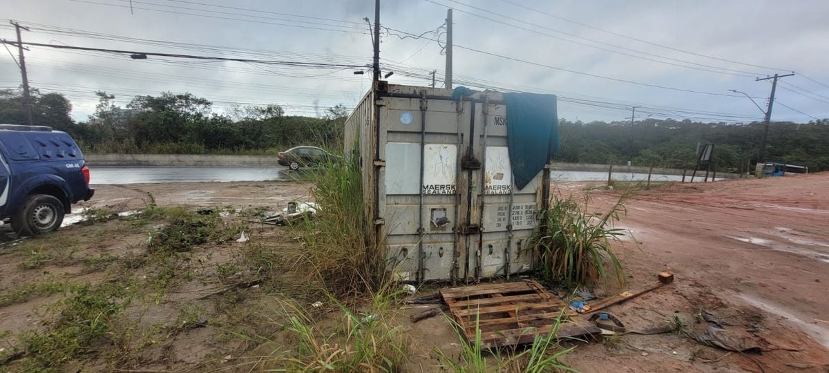 Homem tentou roubar materiais de obra de uma igreja que estavam guardados em um container.