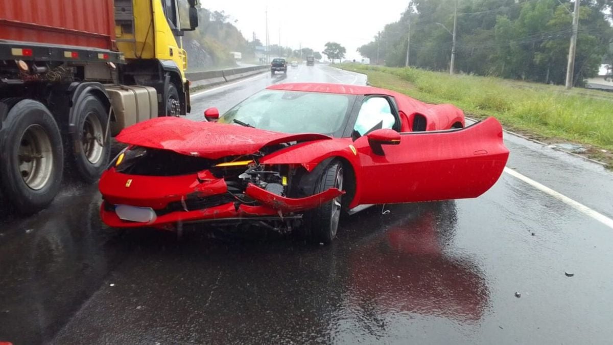 Ferrari se envolveu em acidente no Contorno de Vitória