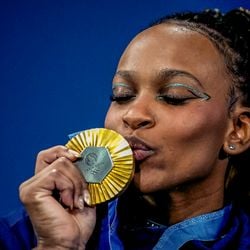 Dona de seis medalhas olímpicas, a ginasta Rebeca Andrade, 26, anunciou a aposentadoria do aparelho nesta terça-feira (12)