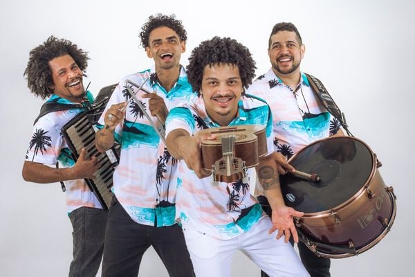 A banda Forrofiá é formada por omás (voz e cavaco), Timba (sanfona), Léo Cabelinho (triângulo) e Joabe (zabumba)