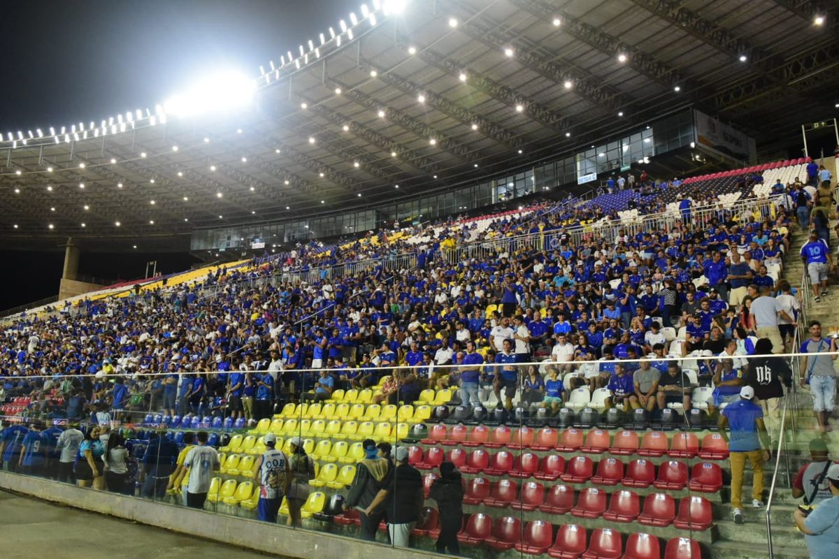 Cruzeiro e Fortaleza se enfrentaram na noite desta segunda-feira (5) no Kleber Andrade por Carlos Alberto Silva
