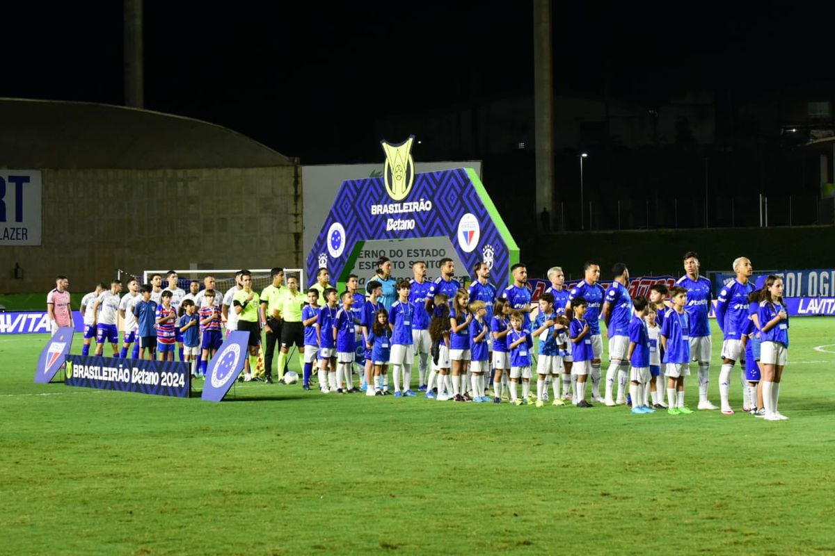 Lances da partida entre Cruzeiro e Fortaleza no Kleber Andrade por Carlos Alberto Silva