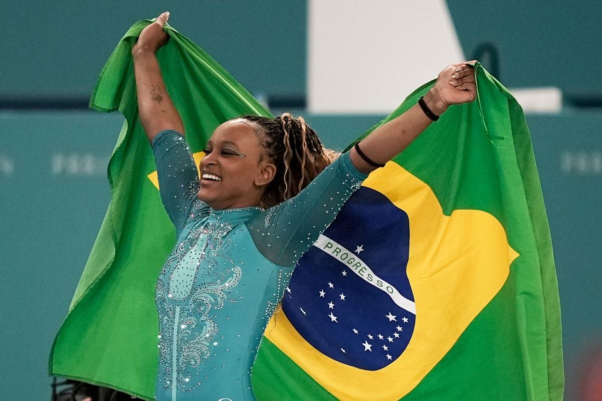 Rebeca Andrade abriu a bandeira do Brasil assim que saiu o resultado da final do solo na ginástica artística