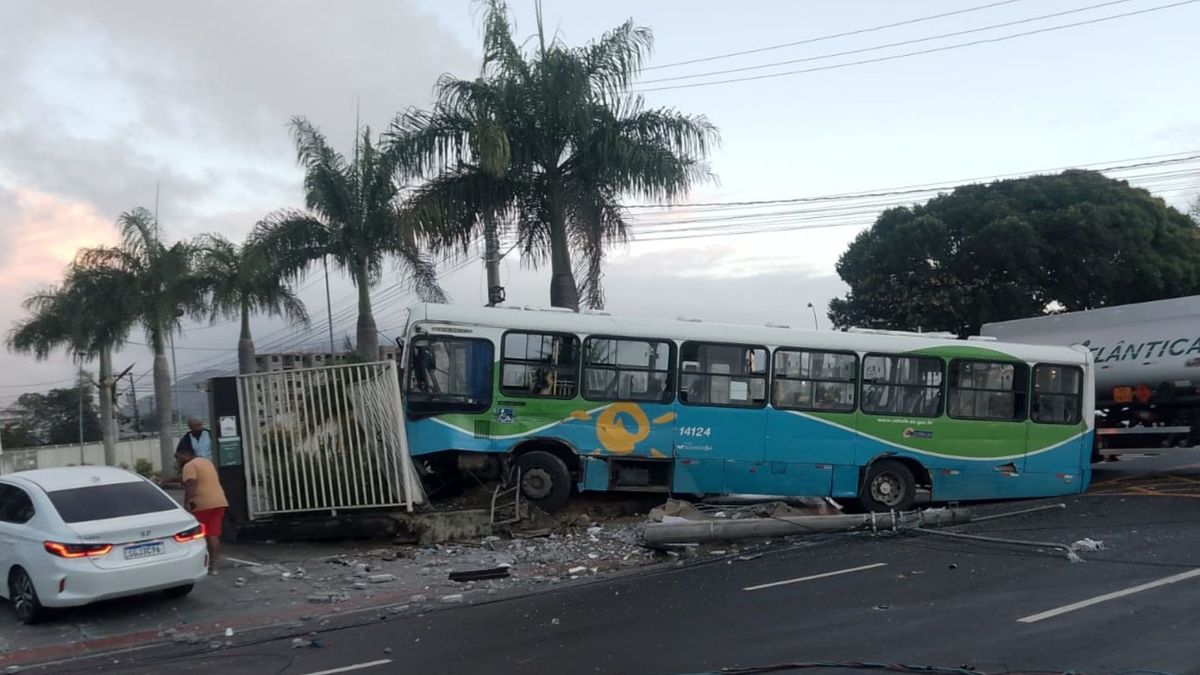 Ônibus do Sistema Transcol bate em unidade de operadora de plano de saúde na Serra