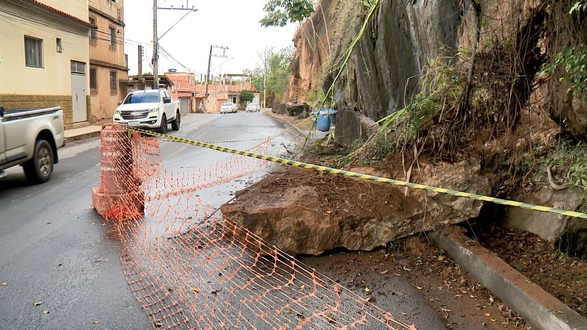 Parte de pedra se solta em cai em avenida em Colatina