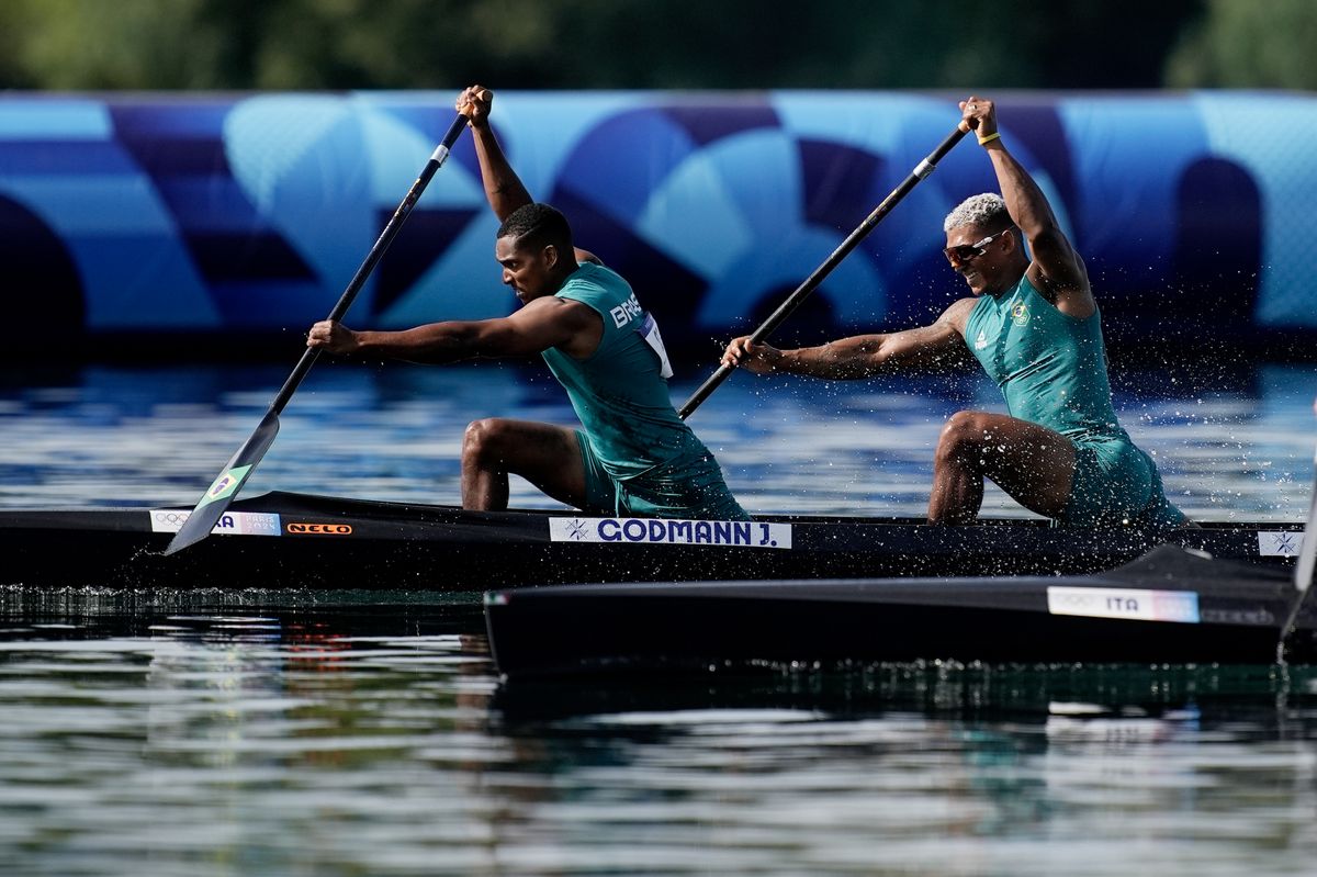 A dupla brasileira Isaquias Queiroz e Jacky Godmann avançou à semifinal na canoagem de velocidade 