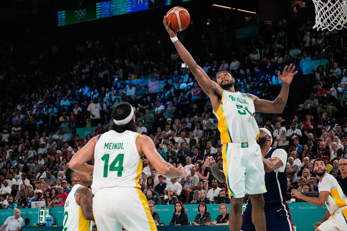 Com Didi em quadra e Snoop Dog na torcida, Brasil é derrotado pelo Dream Team no basquete masculino em Paris por Vitor Jubini