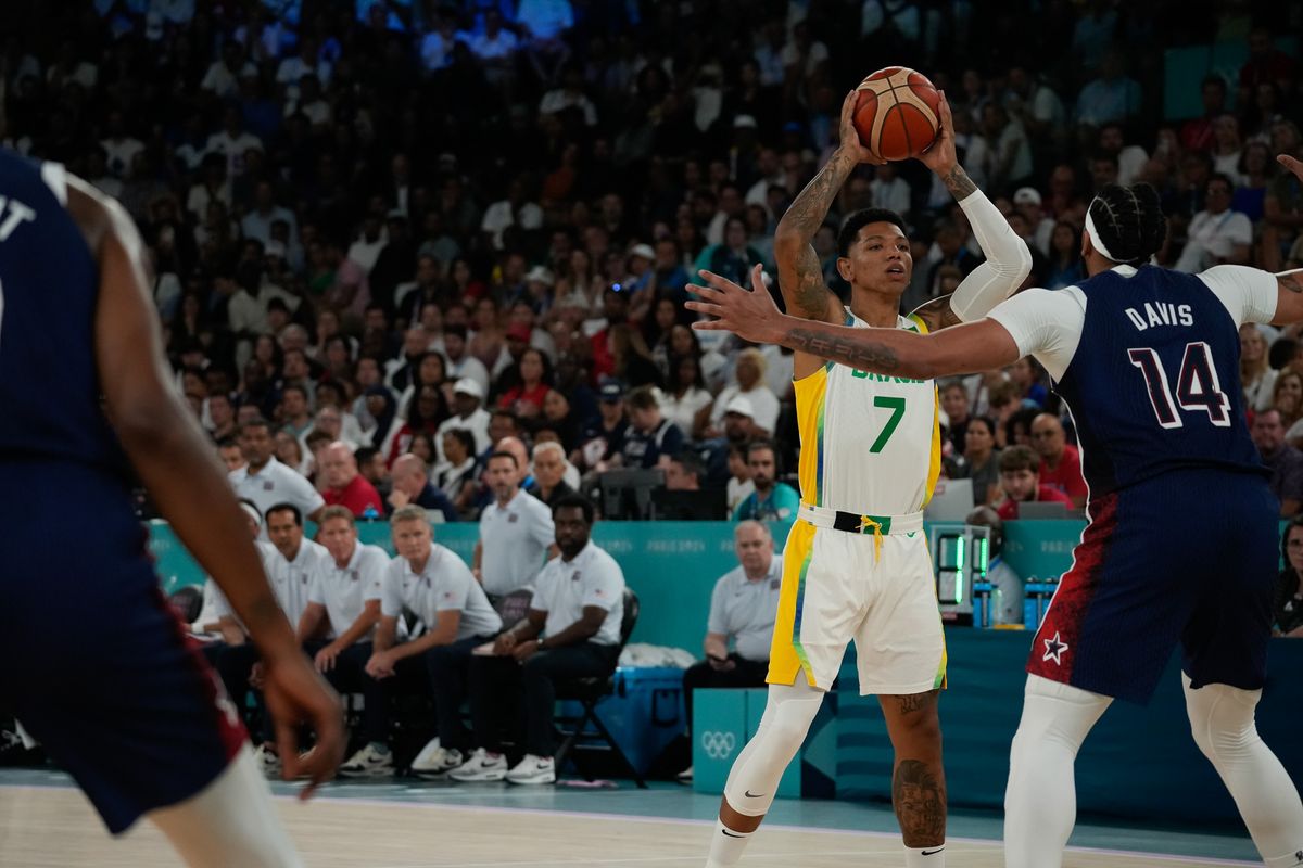 Com Didi em quadra e Snoop Dog na torcida, Brasil é derrotado pelo Dream Team no basquete masculino em Paris por Vitor Jubini