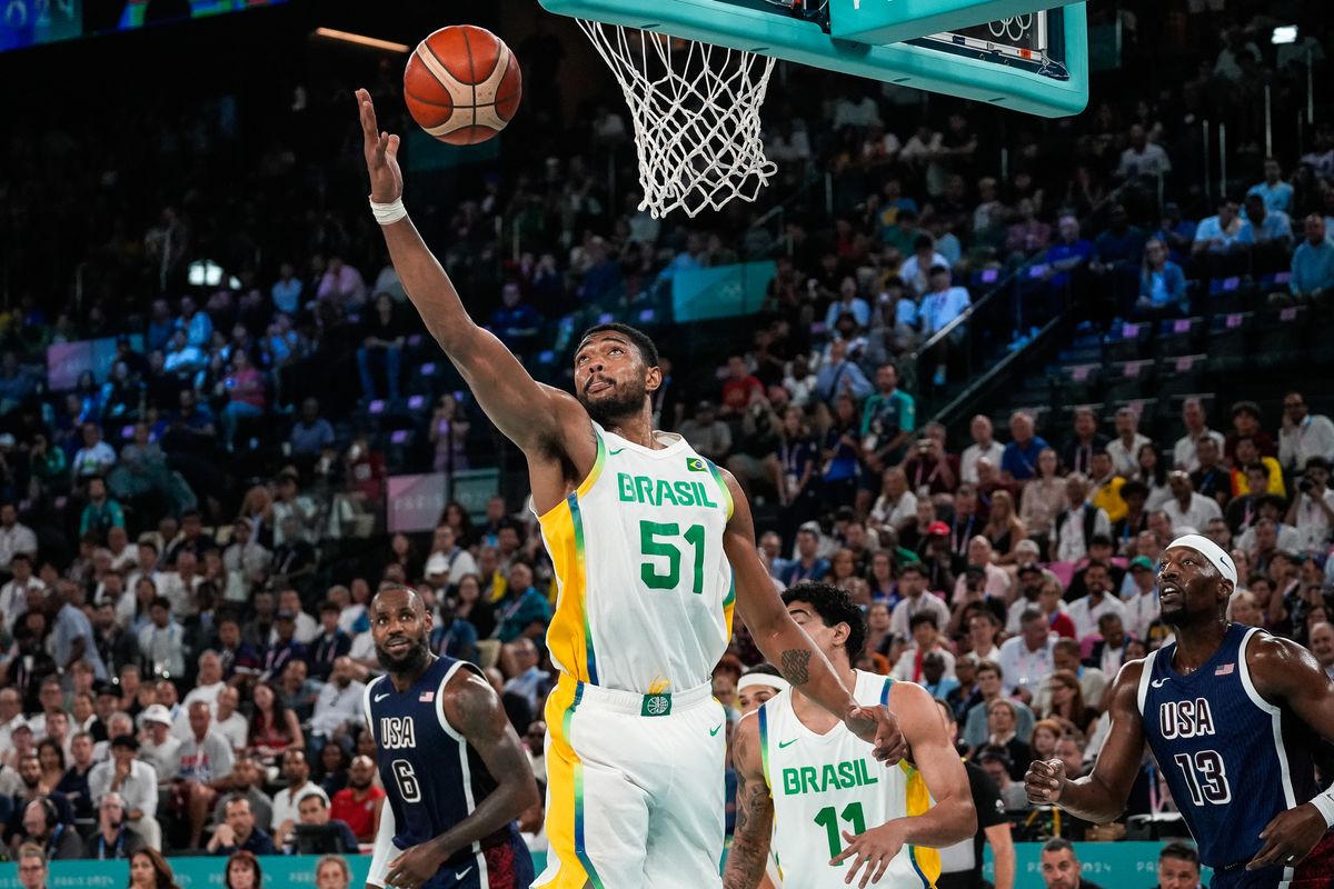 Com Didi em quadra e Snoop Dog na torcida, Brasil é derrotado pelo Dream Team no basquete masculino em Paris por Vitor Jubini