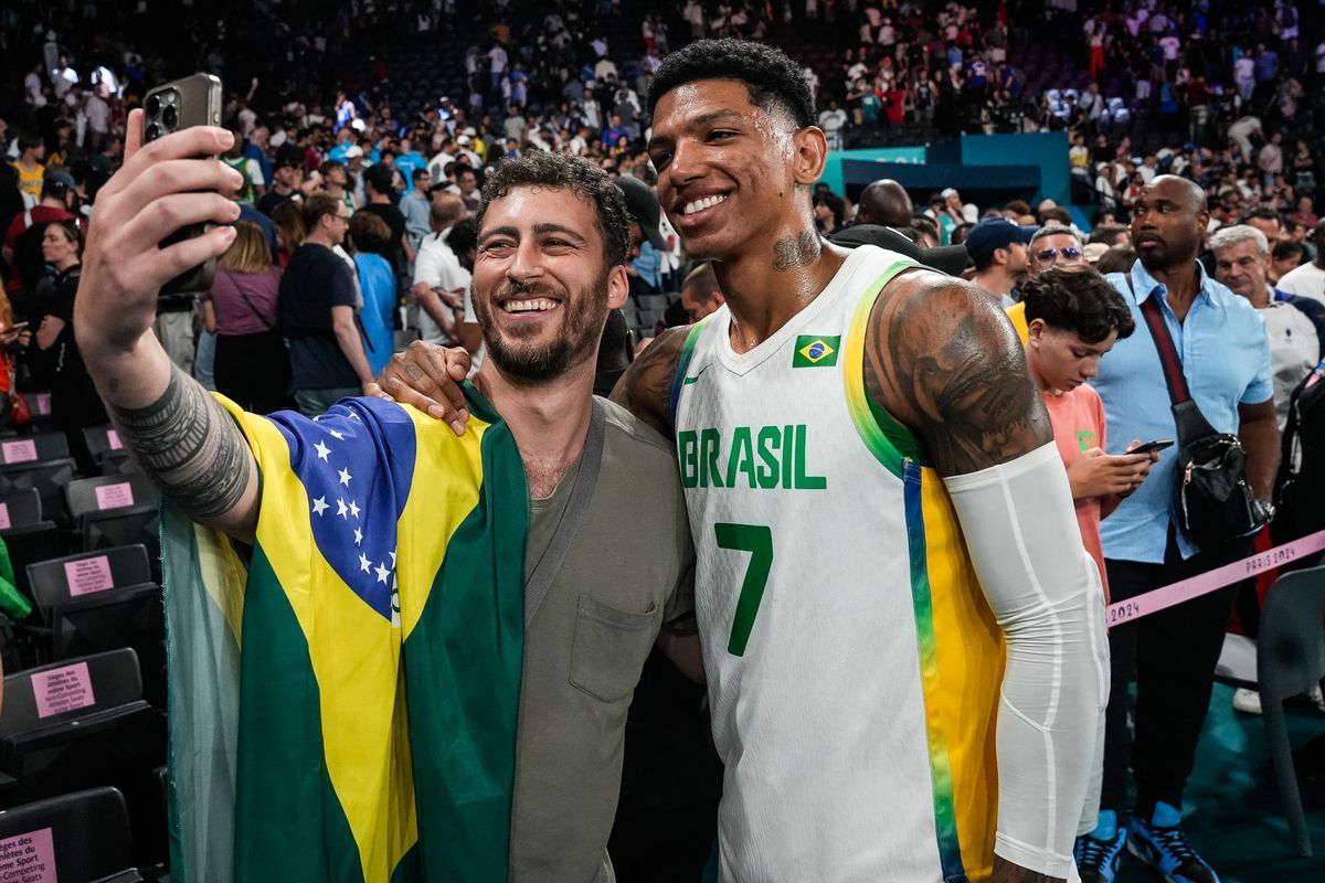 Com Didi em quadra e Snoop Dog na torcida, Brasil é derrotado pelo Dream Team no basquete masculino em Paris por Vitor Jubini