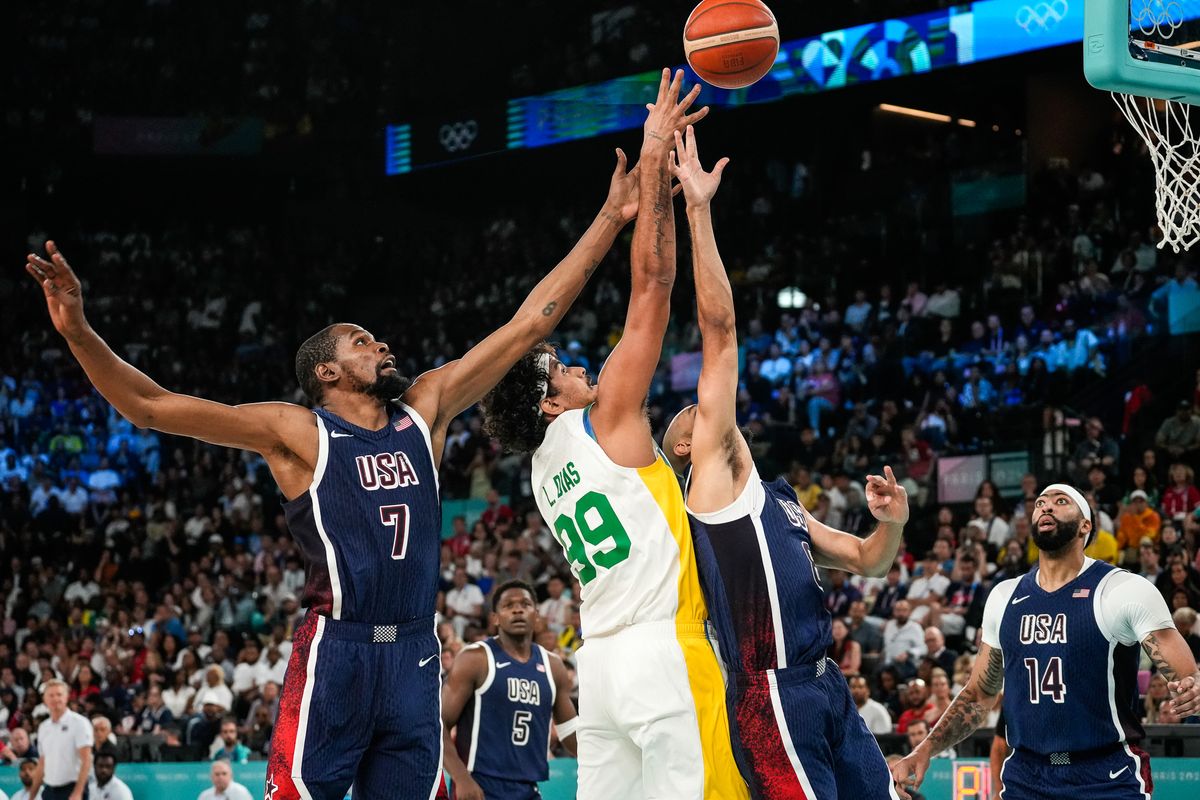 Com Didi em quadra e Snoop Dog na torcida, Brasil é derrotado pelo Dream Team no basquete masculino em Paris por Vitor Jubini