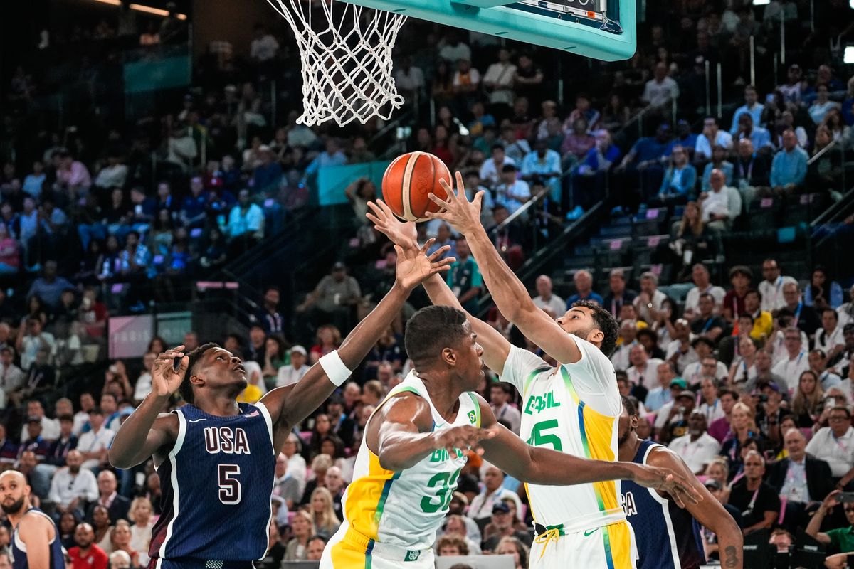 Com Didi em quadra e Snoop Dog na torcida, Brasil é derrotado pelo Dream Team no basquete masculino em Paris por Vitor Jubini