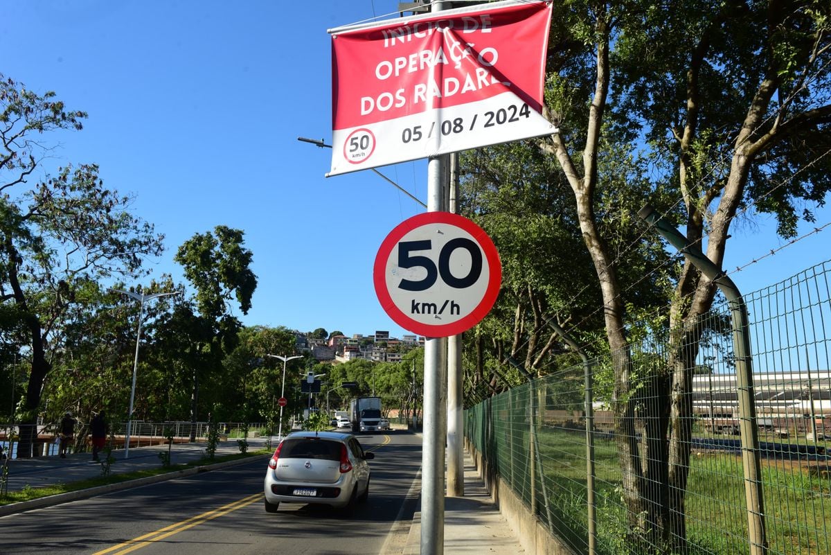 Placa indicando limite de velocidade na Avenida Vale do Rio Doce, em Cariacica