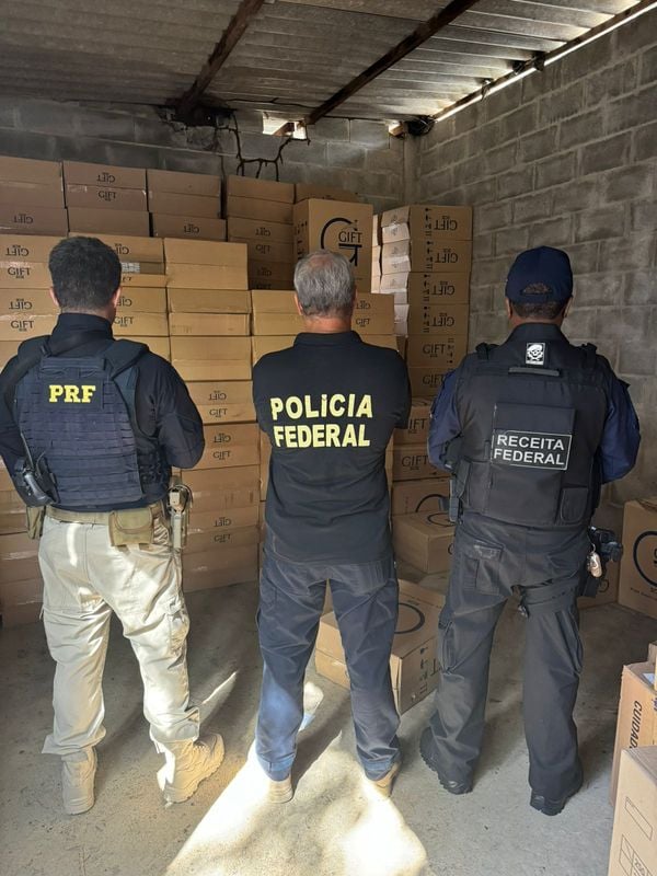 Seis pessoas são presas em flagrante e mais de 4 milhões de cigarros contrabandeados do Paraguai são apreendidos em operação por Divulgação | Polícia Federal